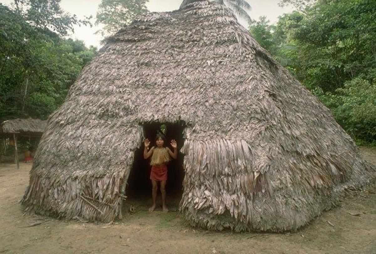 Cabaña de paja en la villa de Yagua en la orilla del río Napo, afluente del Amazonas, Perú.