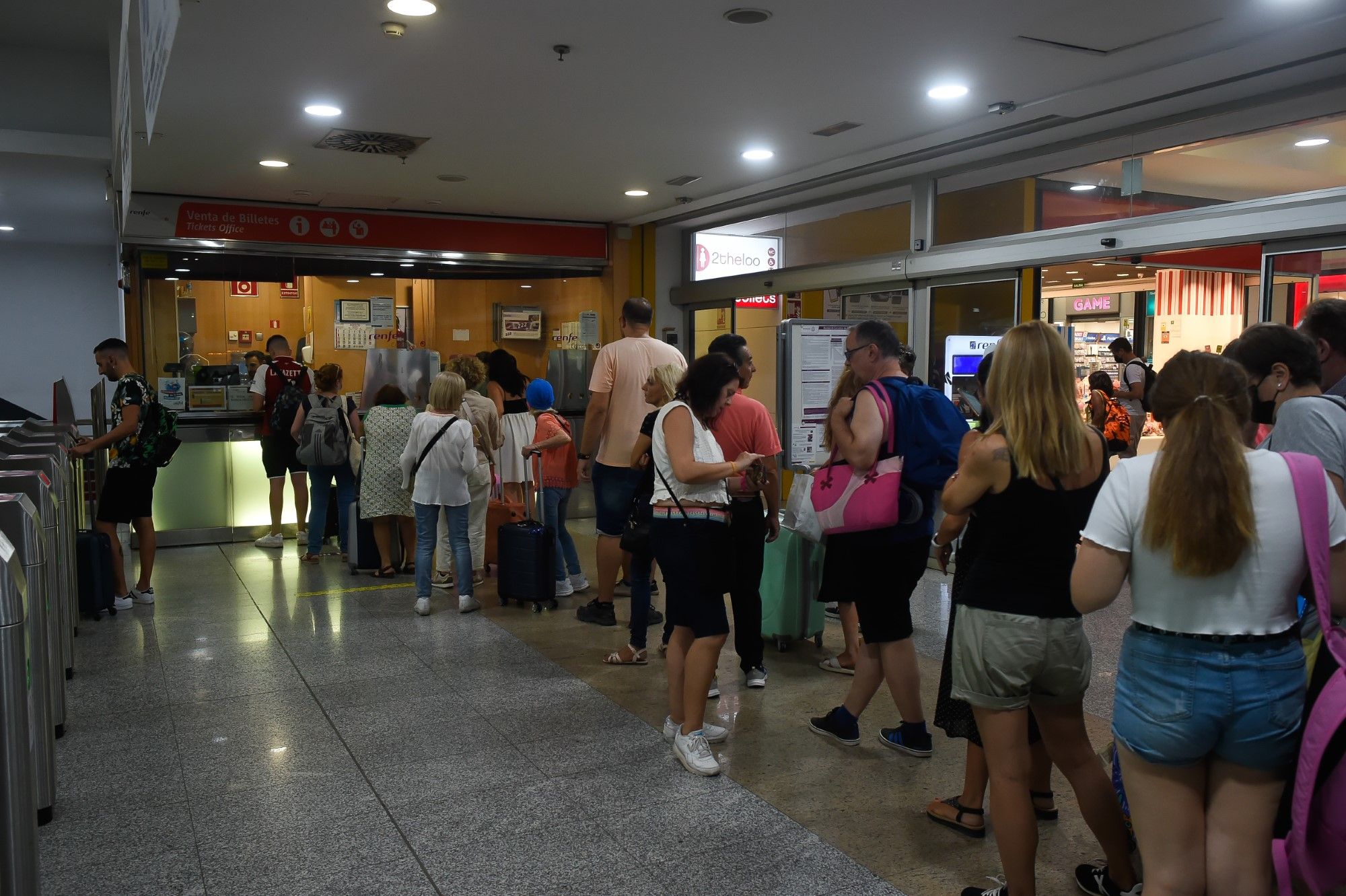 Ya se pueden adquirir los nuevos abonos gratuitos del Cercanías en la estación María Zambrano