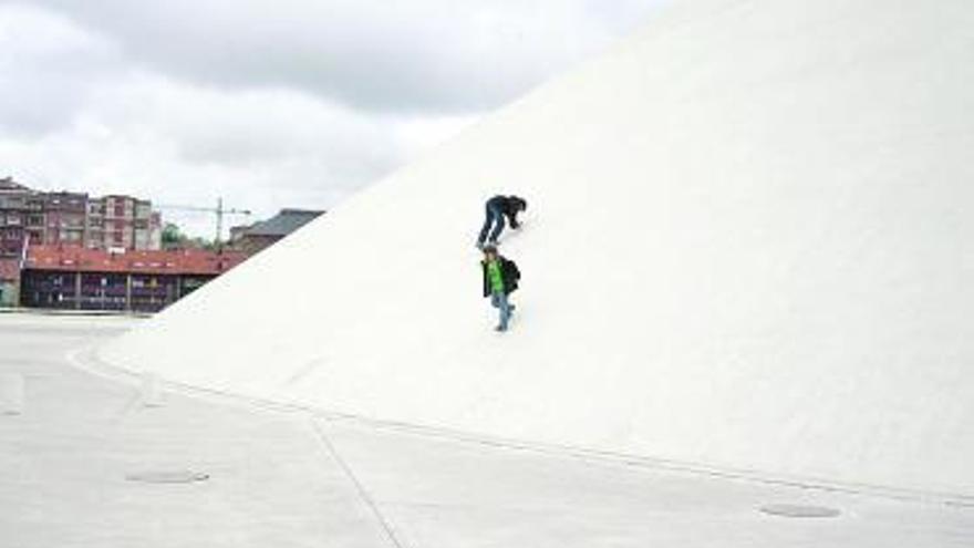 Dos niños juegan a encaramarse en el Niemeyer.