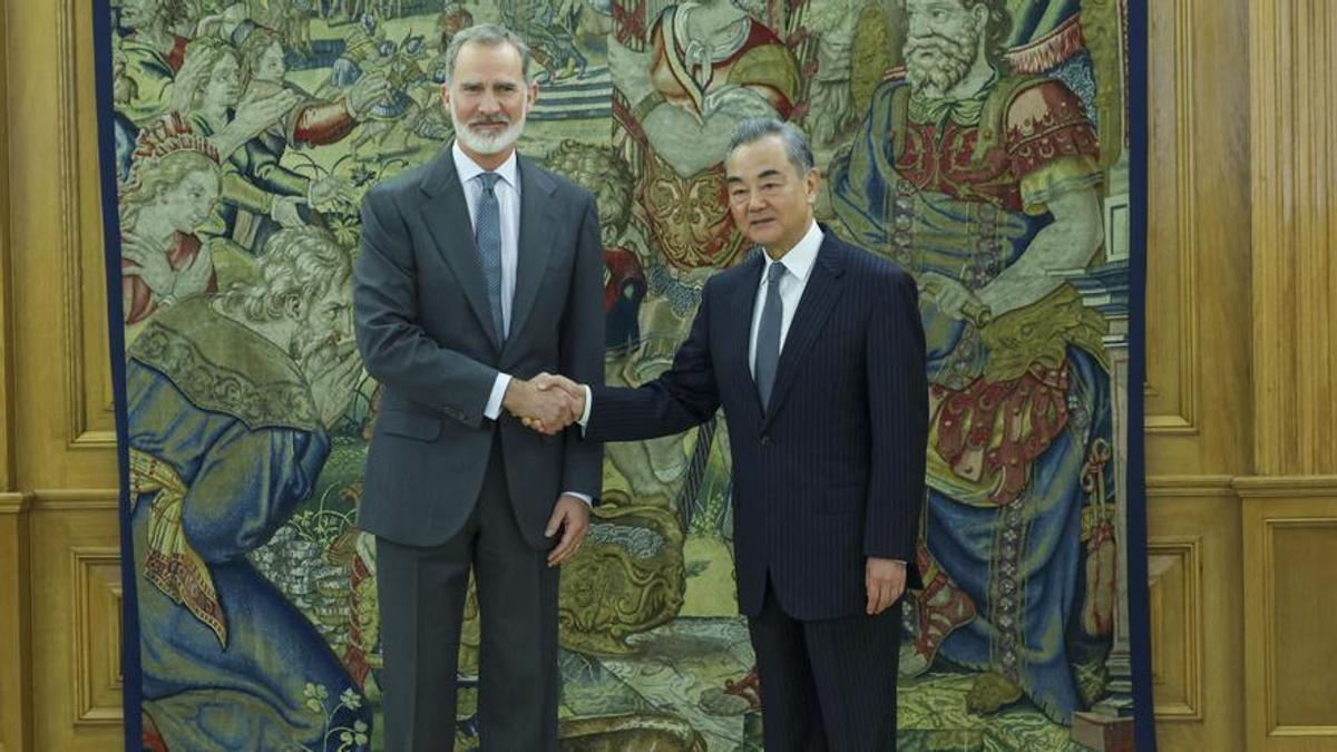 Felipe VI saluda al ministro de Exteriores de China, Wang Yi.