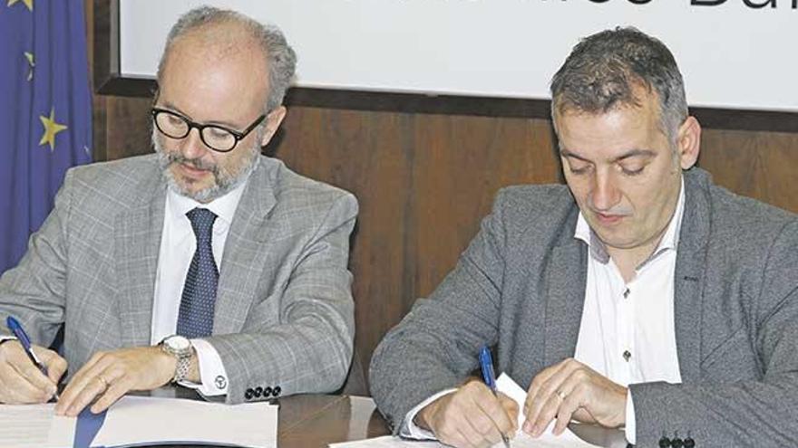 Martí Ribas y Joan Carles Verd firman el convenio.