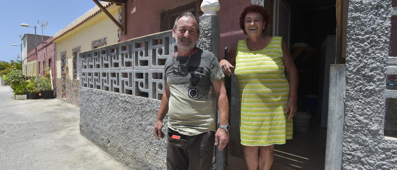 Juan Grande y Gloria Araña a las puertas de su vivienda.