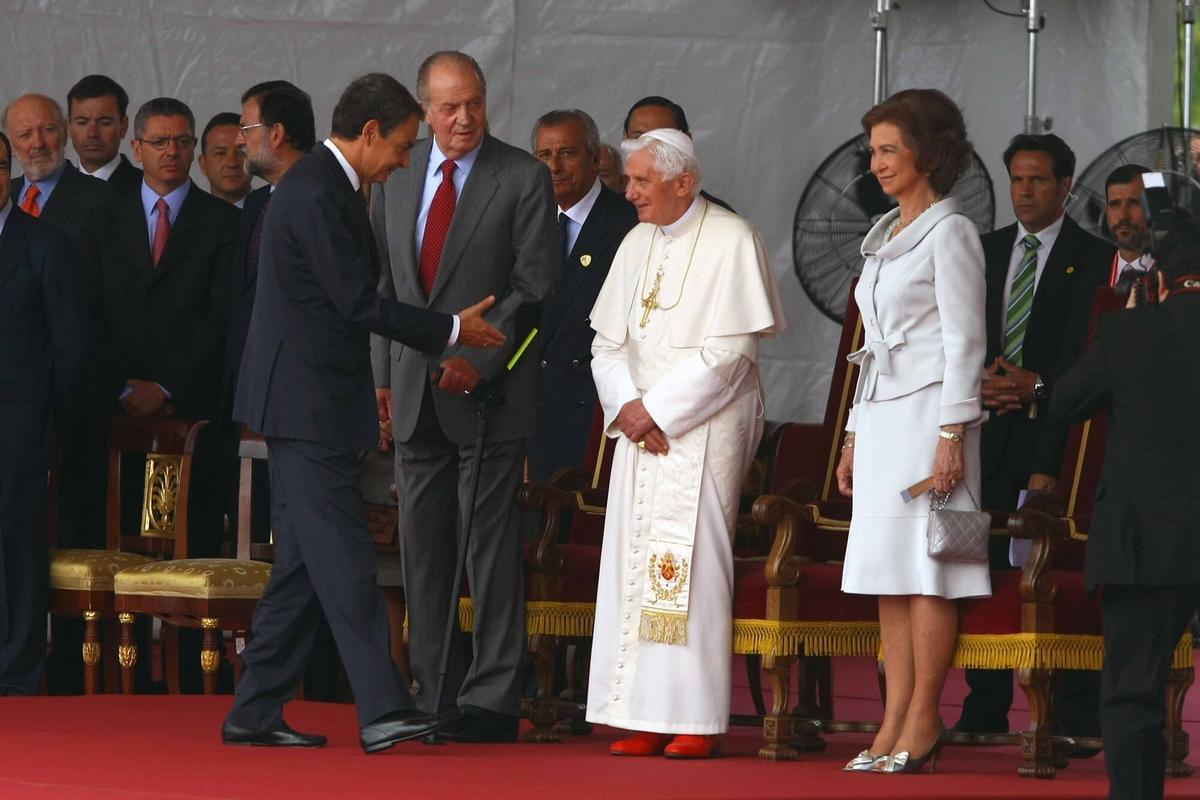 El Papa Benedicto XVI a su llegada al aeropuerto de Madrid-barajas, recibido por los Reyes y miembro del Ejecutivo y oposicion en 2011.
