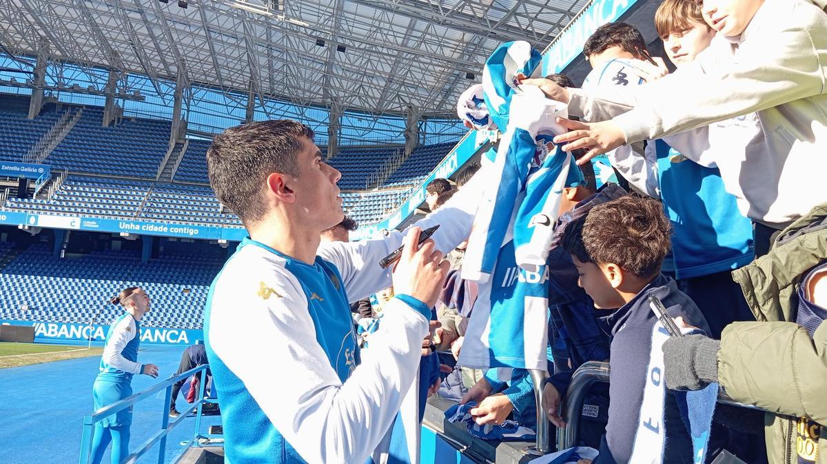 Yeremay, Mella y más ídolos blanquiazules, con la afición en un día de puertas abiertas en Riazor