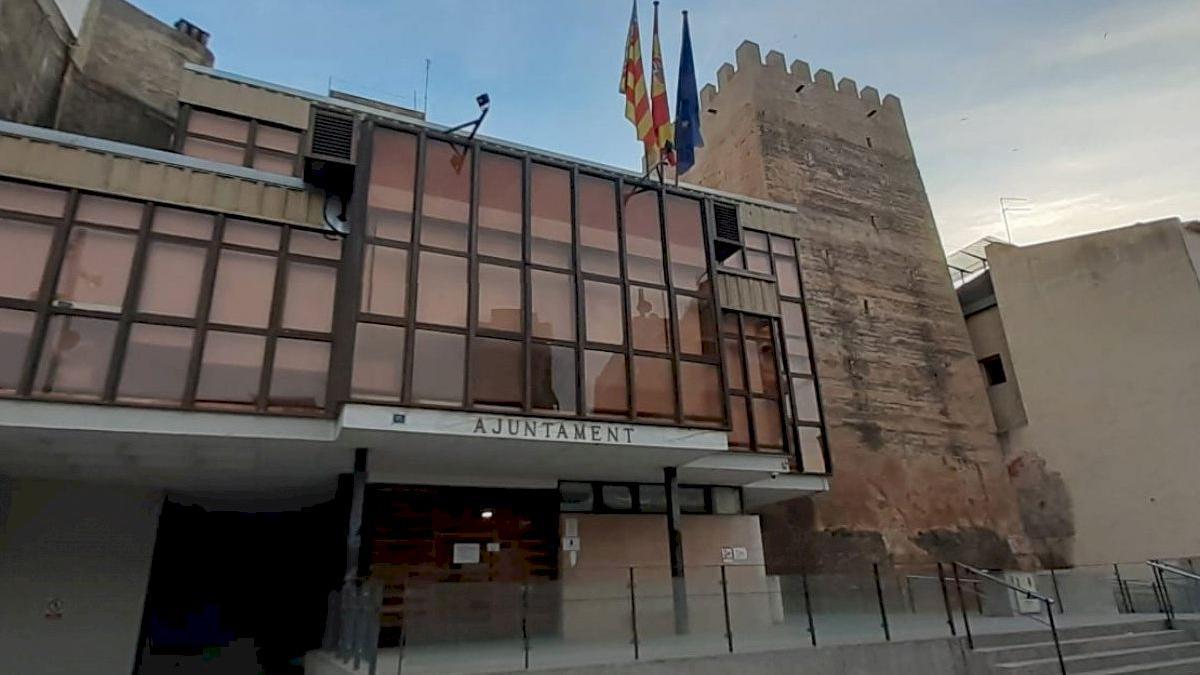 Exterior del Ayuntamiento de Benifaió en una imagen de archivo.