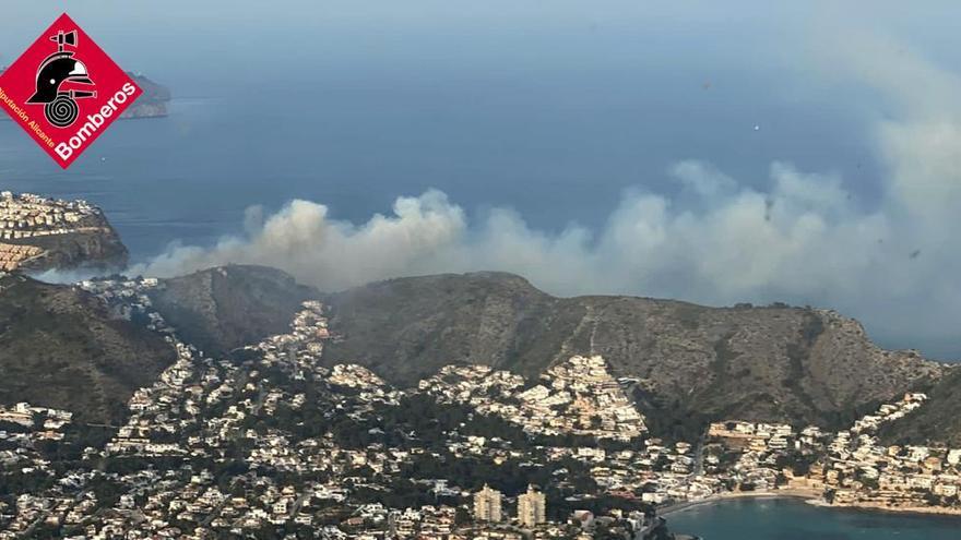 Un incendio forestal obliga a desalojar varios chalés en Teulada