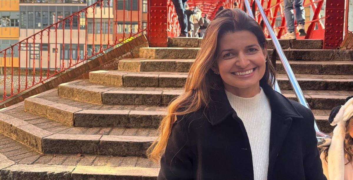 Marcelia Alencar, turista brasilenya al costat del Pont de les Peixateries Velles