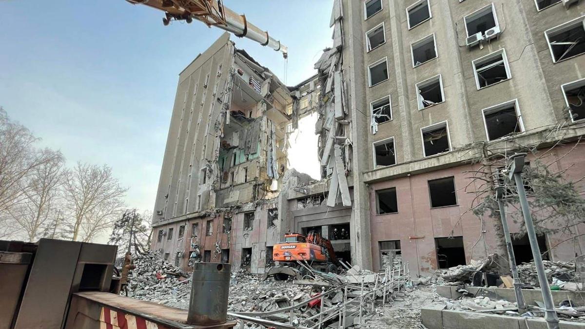 Los servicios de emergencia realizando operaciones de búsqueda y rescate en el edificio dañado de la administración estatal regional en Mykolaiv , Ucrania