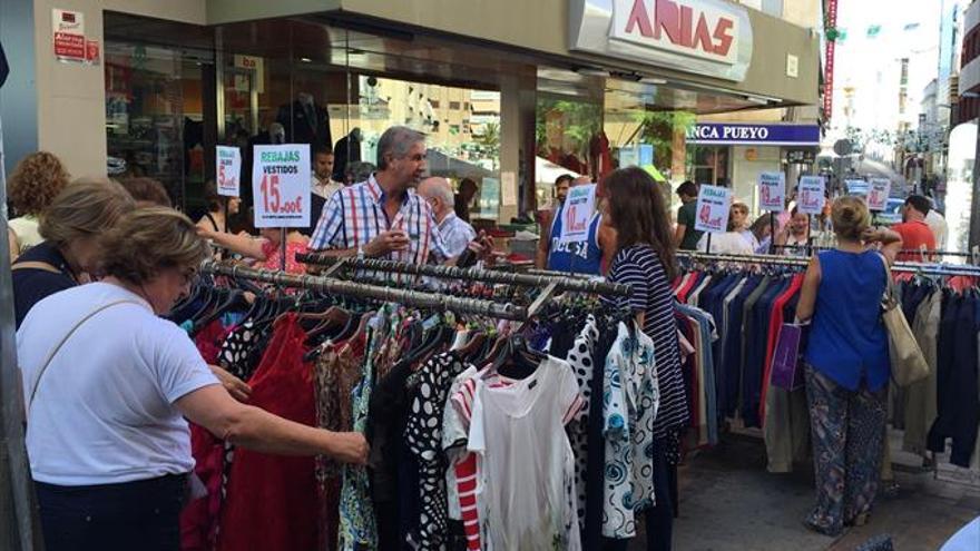 Las tiendas comienzan las rebajas sin horario de cierre