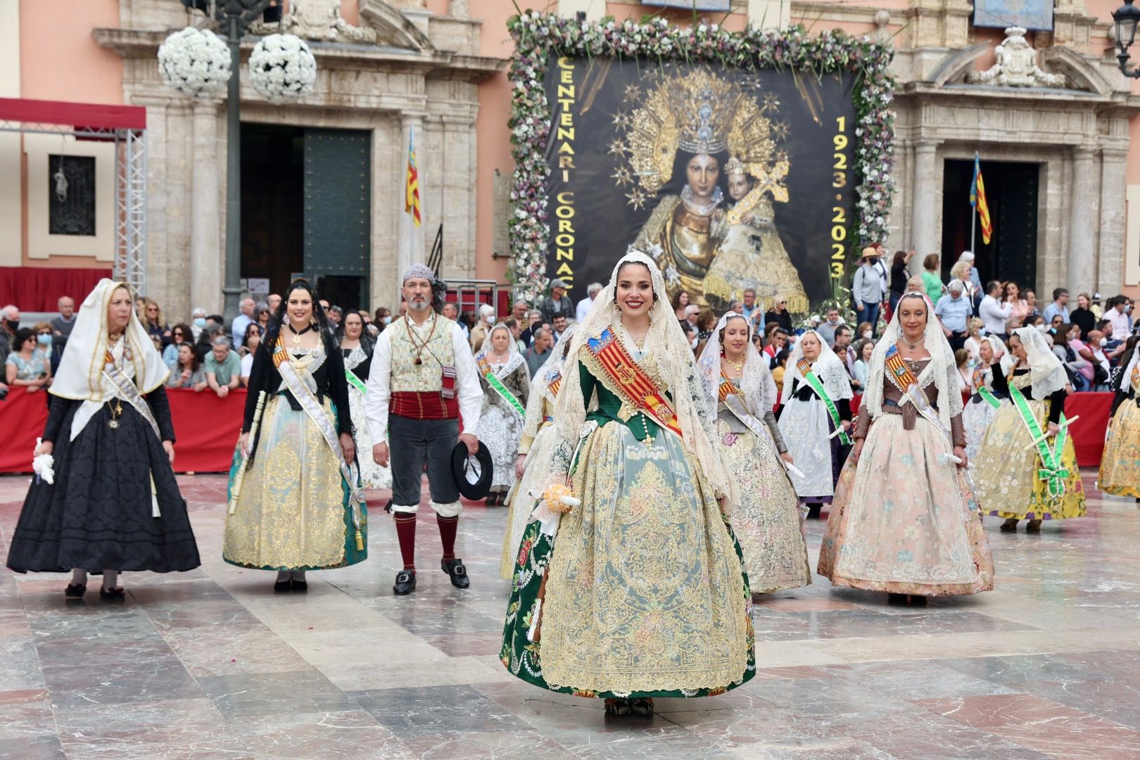 La fuerza de las Fallas en la Procesión de la Virgen (y IV, la comitiva oficial)