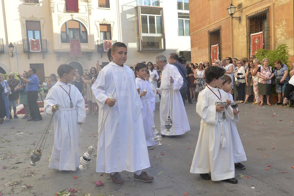 Diferentes imágenes de la procesión litúrgica del Corpus Christi que ayer recorrió las calles del centro, tal y como viene sucediendo desde hace más de seis siglos.