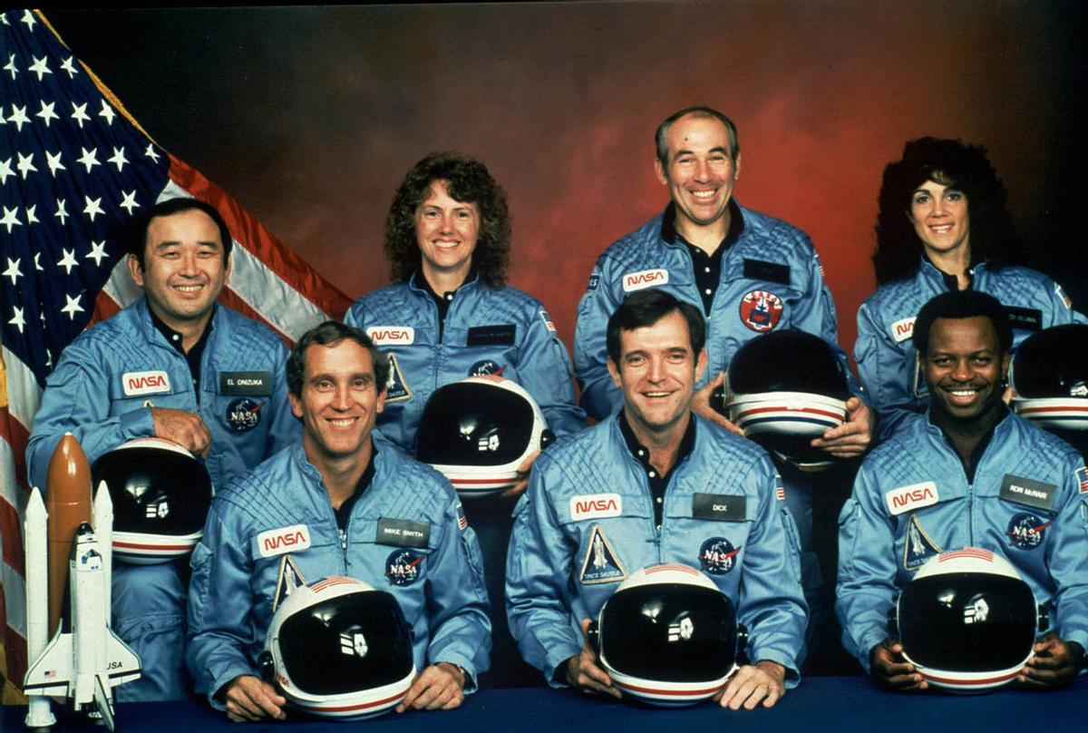Tripulación del Challenger Michael J. Smith, Francis Scobee, Ronald McNair; (fila trasera) Ellison Onizuka, Christa McAuliffe, Gregory Jarvis, Judith Resnik.