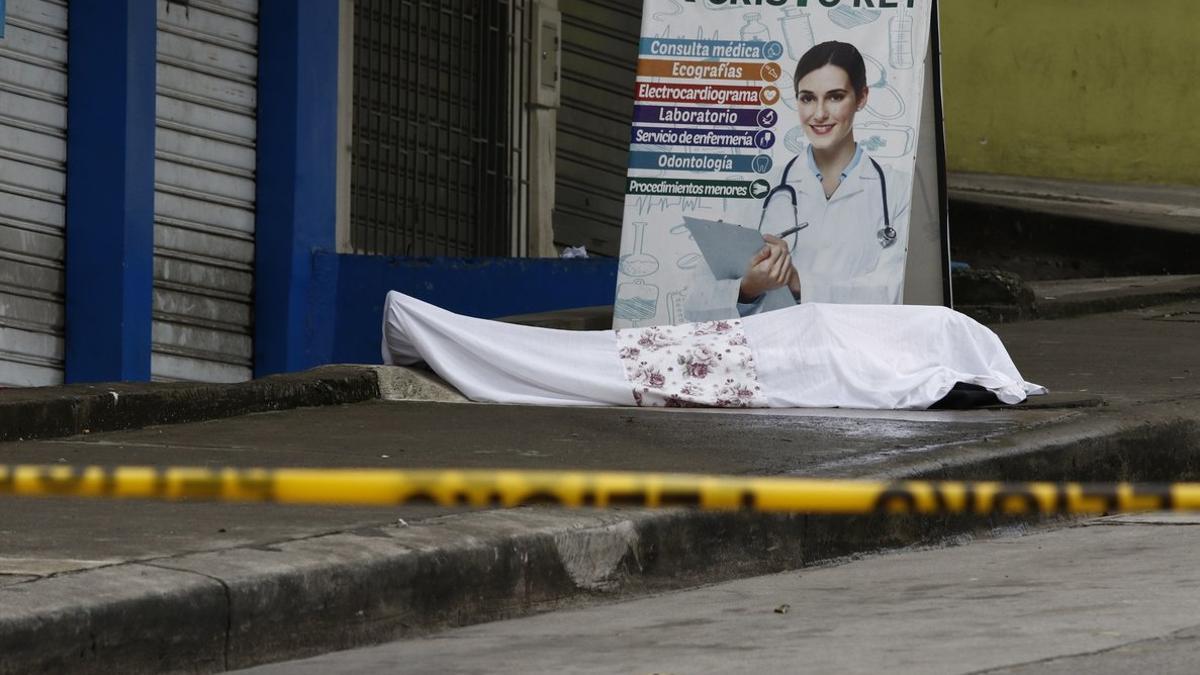 El cadáver de un fallecido por coronavirus, abandonado a las puertas de un centro médico de Guayaquil.