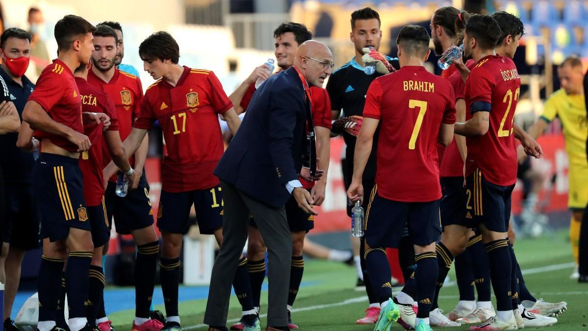 Luis de la Fuente hablando con sus jugadores en un partido de la selección española sub-21