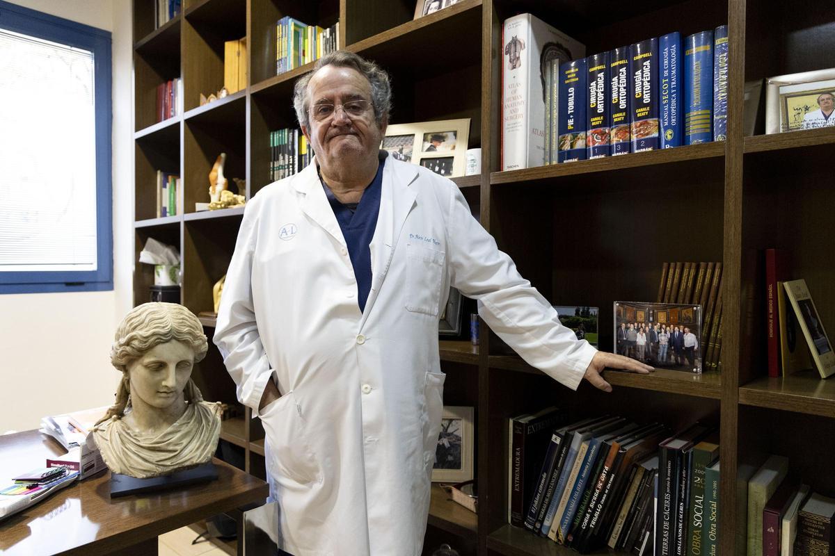 El doctor Alejo Leal en su consulta