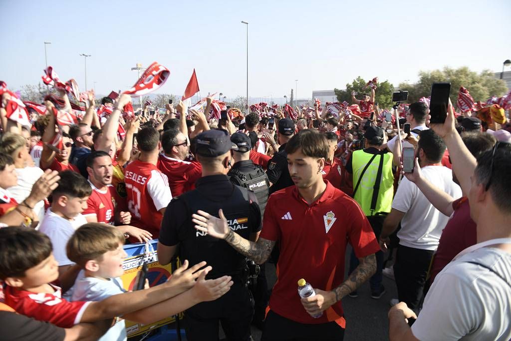 Recibimiento de la afición al Real Murcia antes del partido ante el Nástic