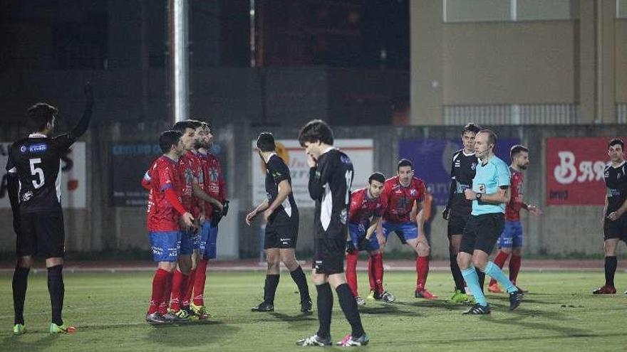 Un lance del partido disputado ayer entre el Barco y Barbadás. // I.O.