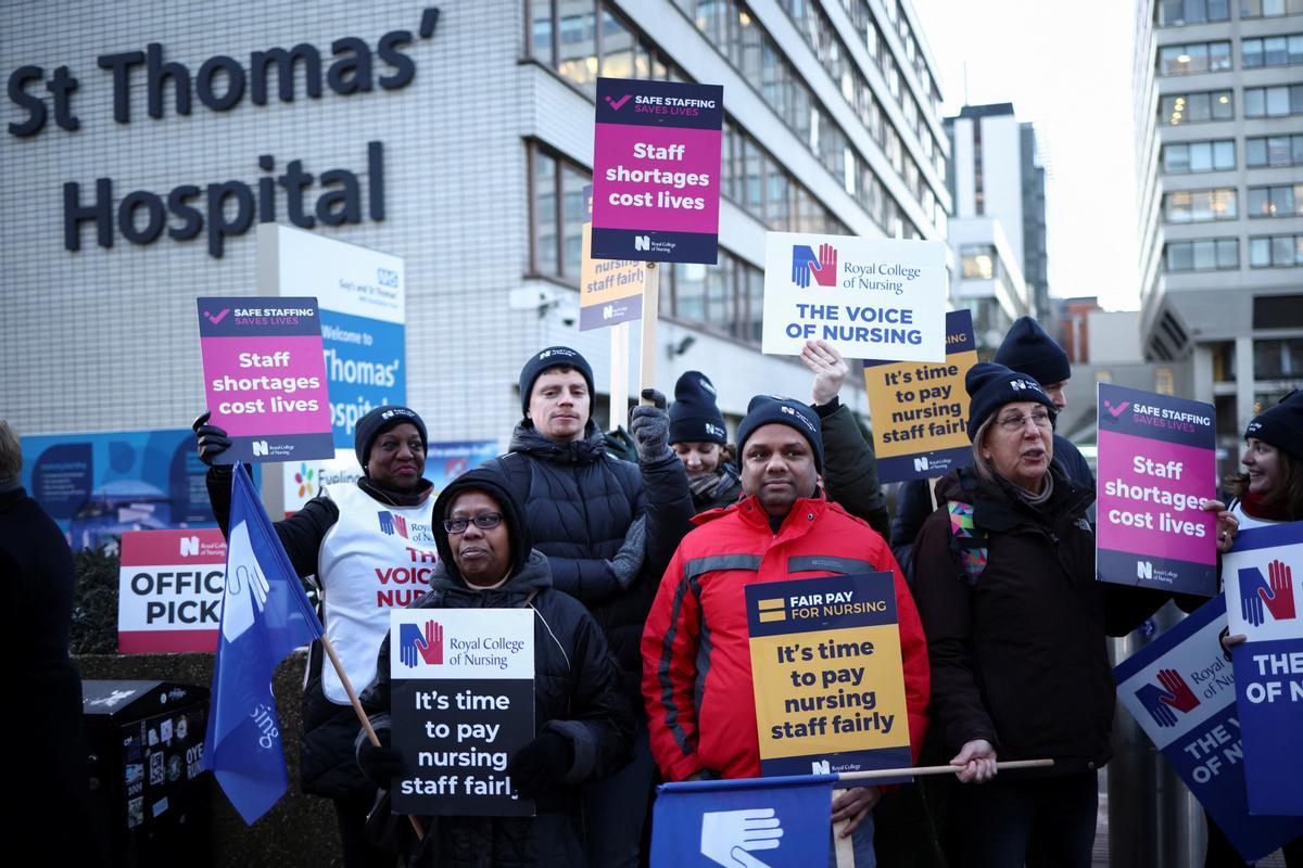 Protesta de enfermeras del sistema de salud público del Reino Unido (NHS, por sus siglas en inglés), frente al Hospital St. Thomas de Londres. Reclaman recibir un salario digno acorde con el trabajo que realizan.