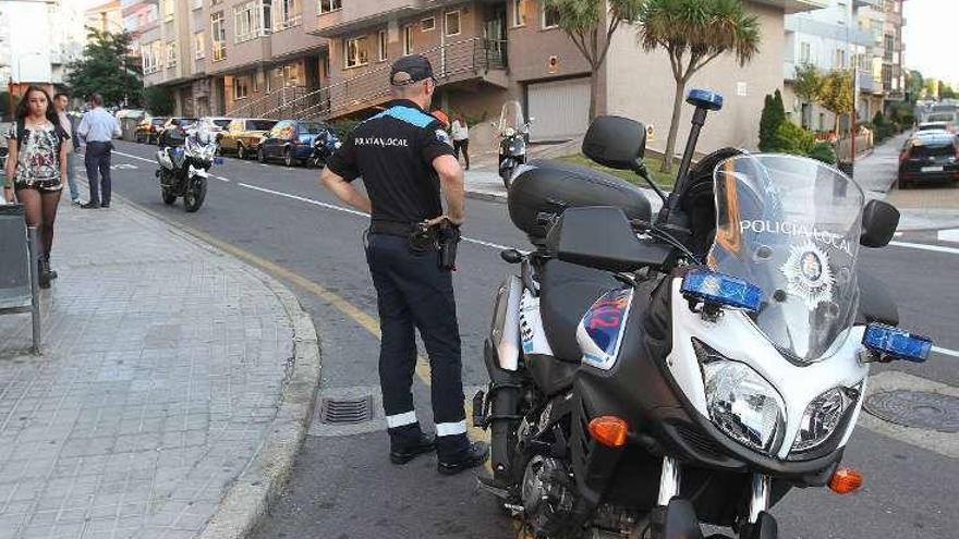 La Policía Local, en el lugar de los hechos. // Iñaki Osario