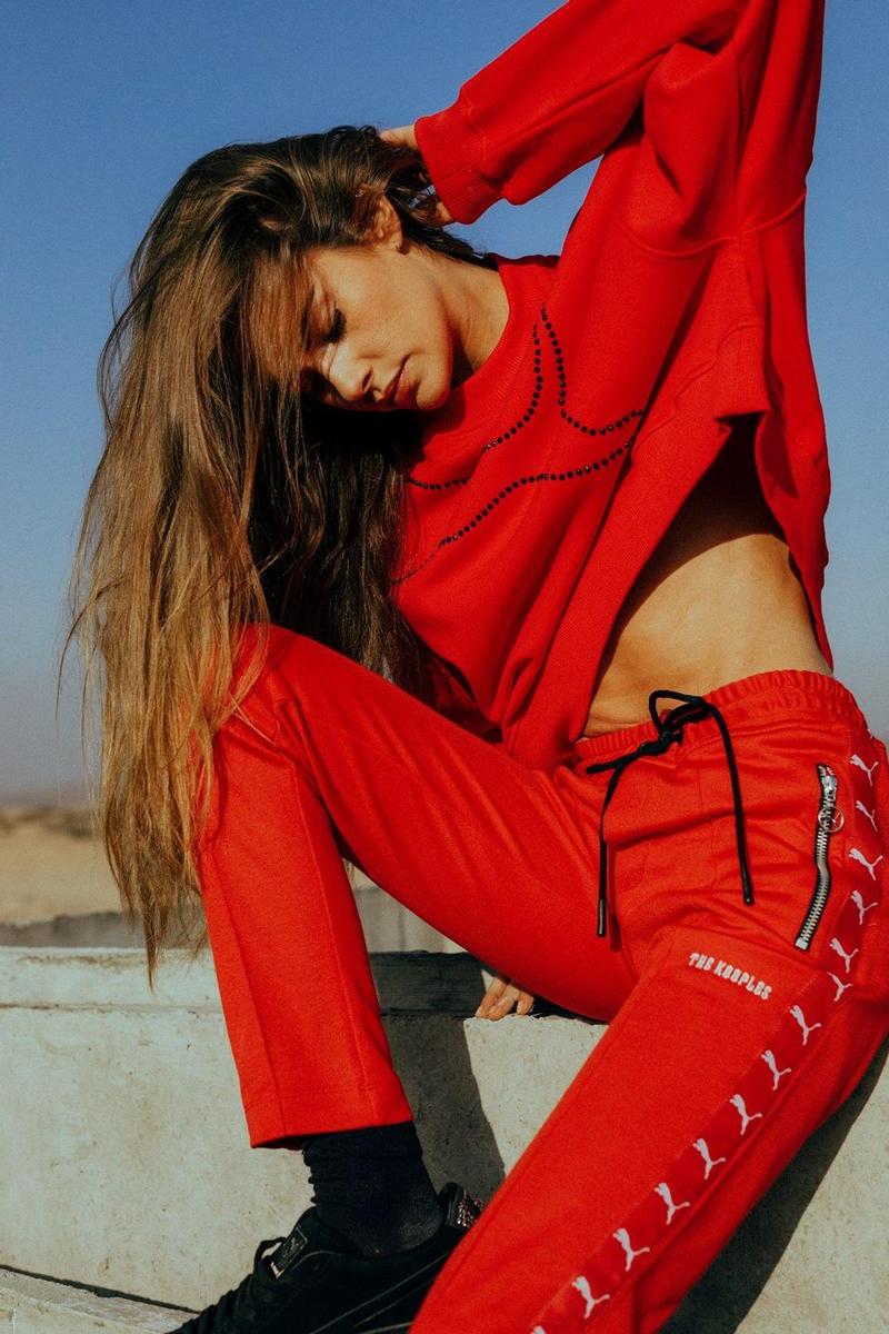 El chándal rojo, con logotipo de Puma y pantalón jogging slim