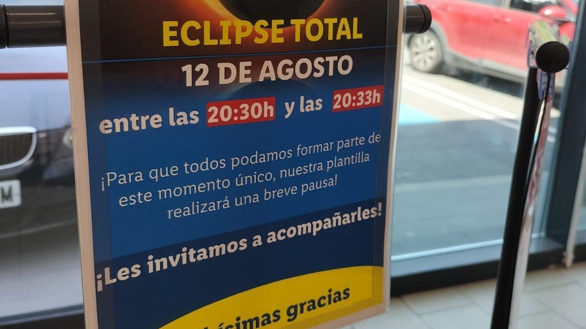 Cartel que informa de una pausa en un supermercado para ver la totlaidad del eclipse.