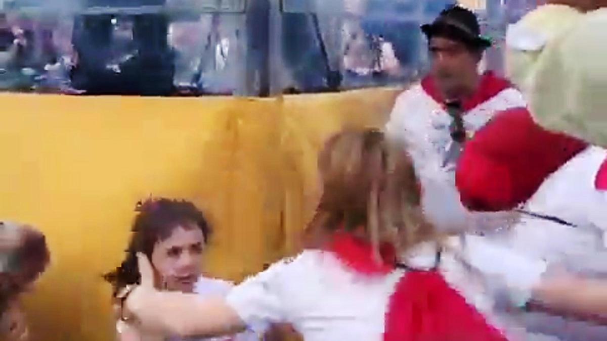 Ensurt a Burgos: el ‘txupinazo’ que dona inici a les festes impacta contra dos periodistes