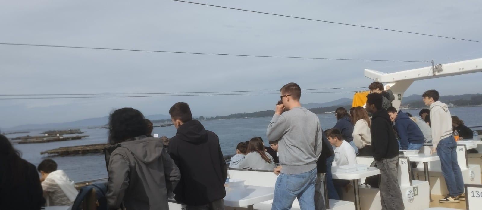 Alumnos franceses en el catamarán "Fly Delfín" realizando la Ruta de los Mejillones por la ría de Arousa.