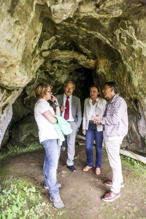 El alcalde de Oviedo, Wenceslao López, visita la cueva de Lluera