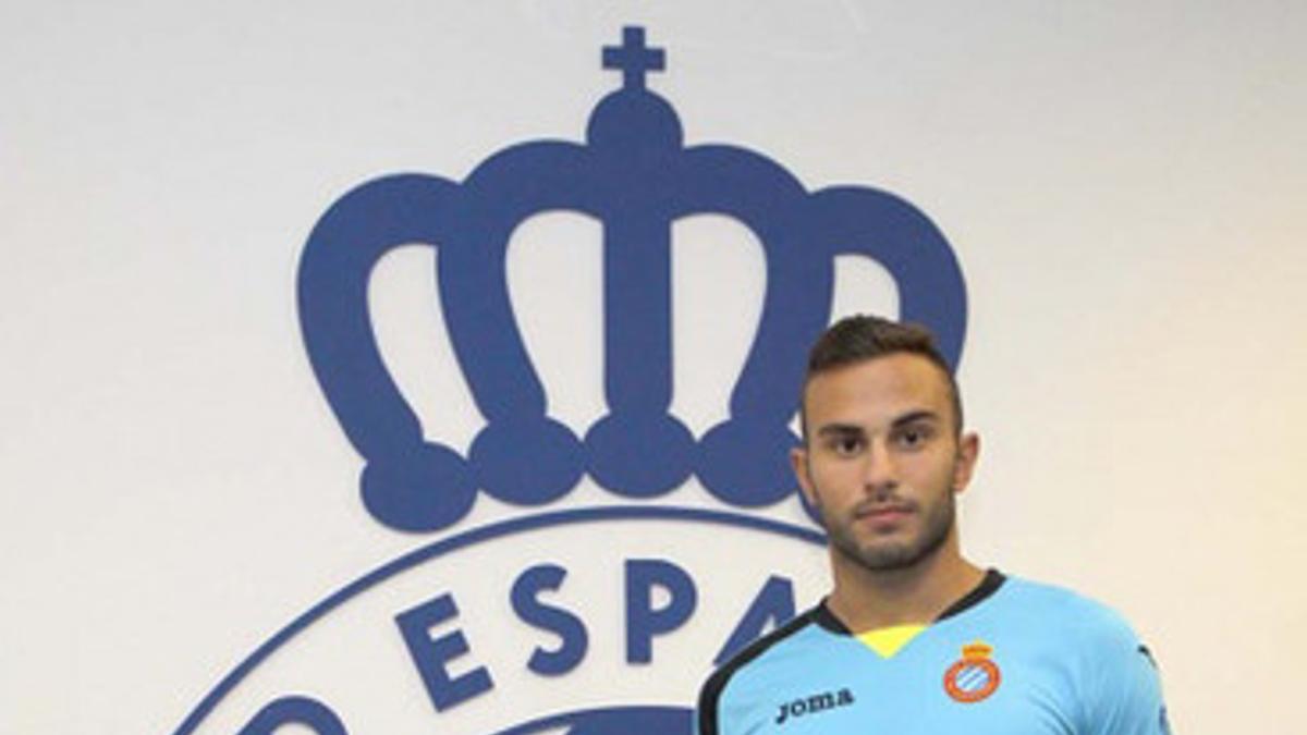 El portero italiano Francesco Bardi posa con la camiseta del Espanyol junto al escudo del club