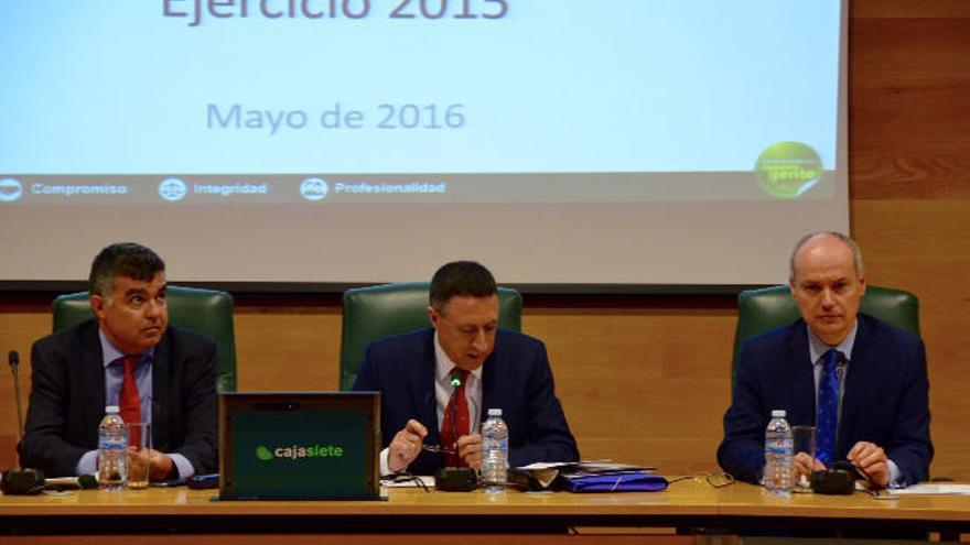 Fernando Berge, en el centro, se dirige a la asamblea.