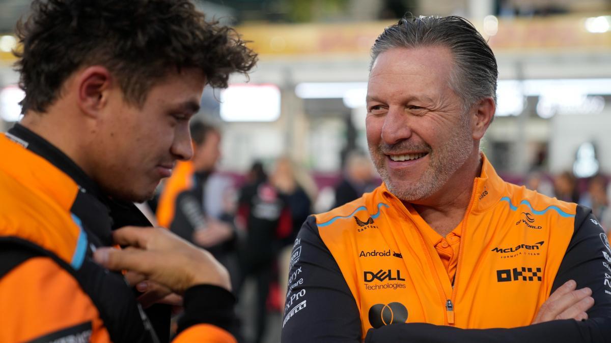 Zak Brown charlando con Lando Norris, piloto de McLaren