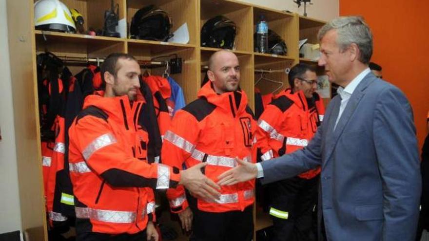 El vicepresidente Rueda, durante su reciente visita a la base de Protección Civil y GES.  // Bernabé/Javier Lalín