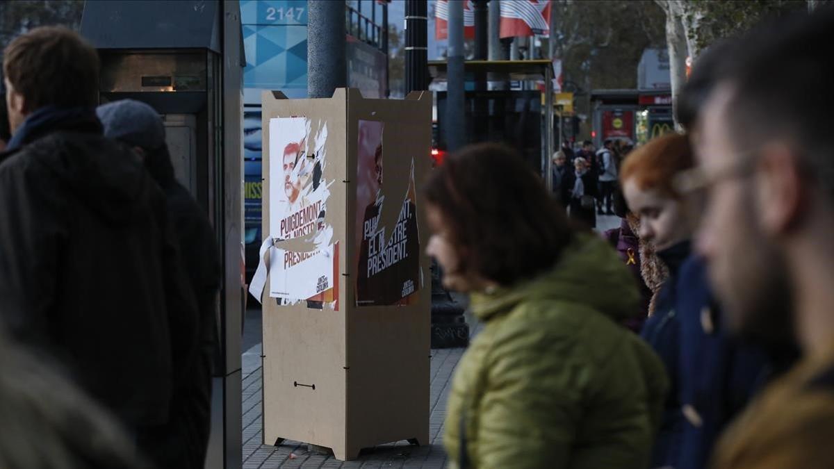 Carteles electorales de JxCat, cuyo cabeza de lista, Jordi Sànchez, está en prisión preventiva.