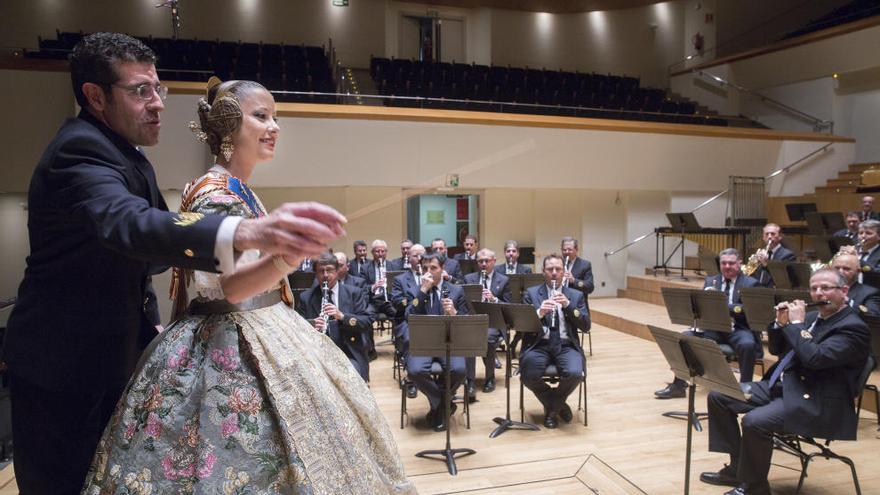 Emma Martínez con la batuta de la Banda Municipal de Valencia.