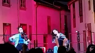 O barrio de San Pedro trasnoita a ritmo de folk na primeira noite grande das súas tradicionais Festas