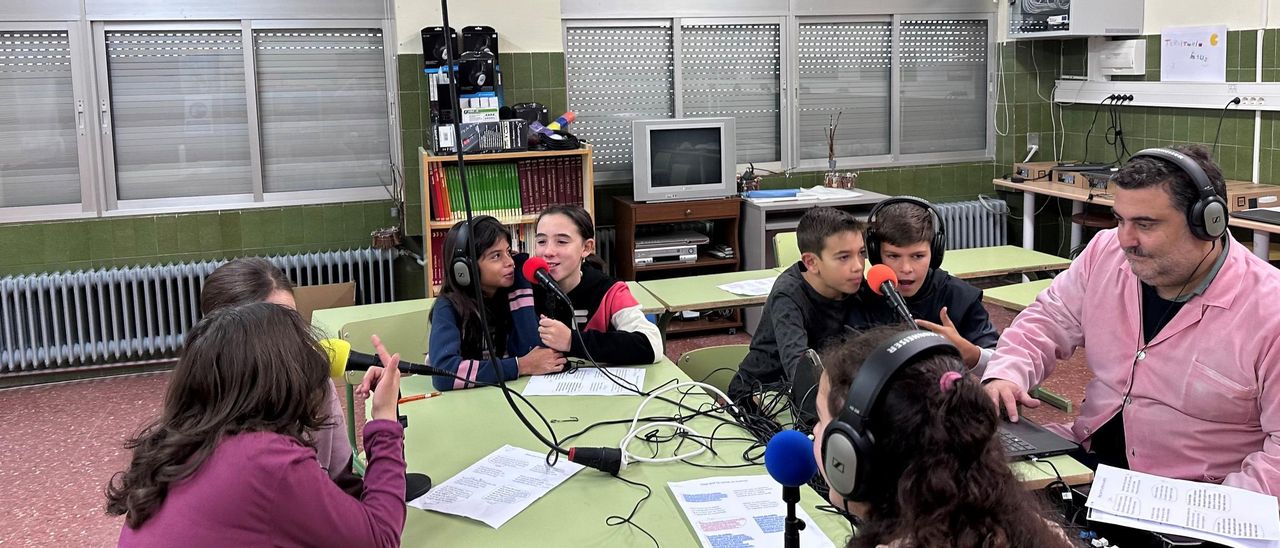 El profesor Enrique Martínez con los alumnos de 6ª de Primaria del CEIP Nuestra Señora de Gracia  de Bermillo durante la grabación del vídeo