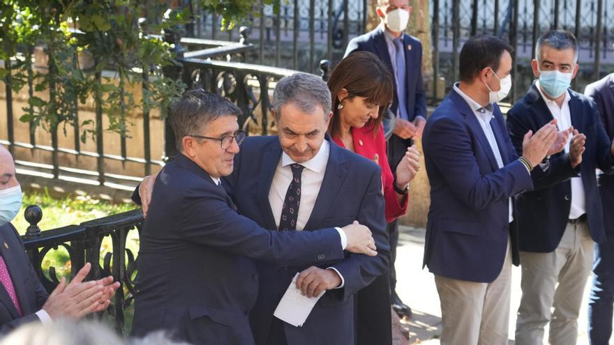 José Luis Rodríguez Zapatero abraza a Patxi López en presencia de Idoia Menia y otros miembros del PSE-EE.