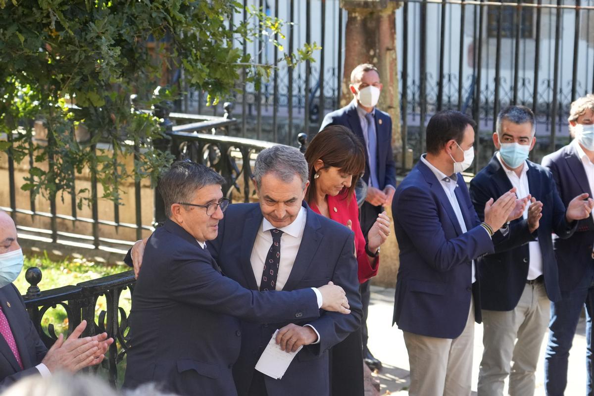 José Luis Rodríguez Zapatero abraza a Patxi López en presencia de Idoia Menia y otros miembros del PSE-EE.