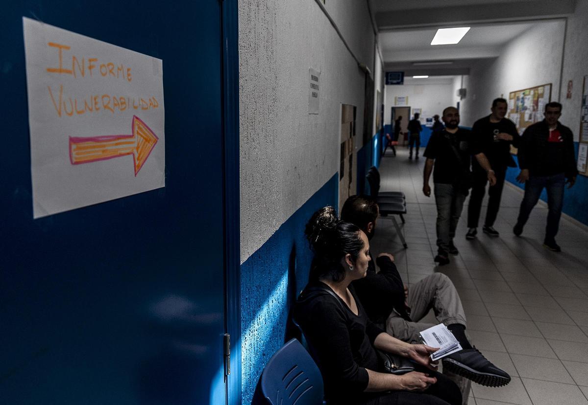 Carteles sobre información de informes de vulnerabilidad en la oficina de Pangea de plaza de Argel