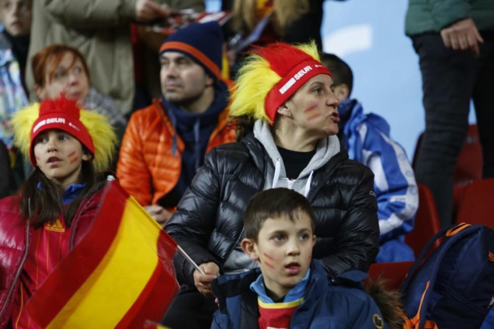 Aficionados en El Molinón durante el España-Israel