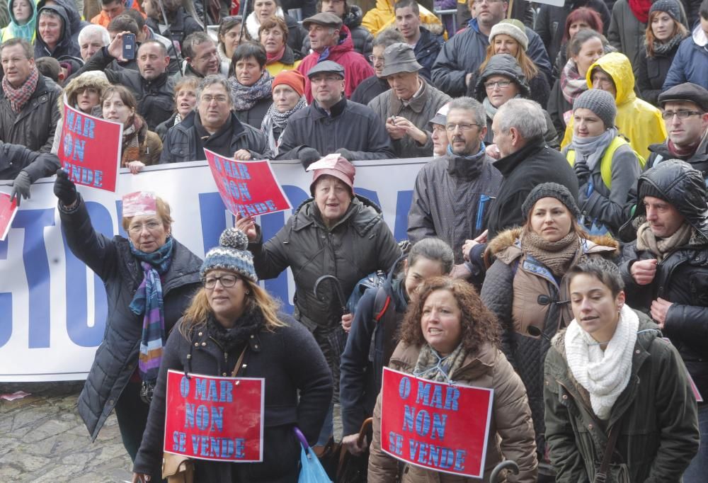 Miles de marineros protestan en Galicia para defen