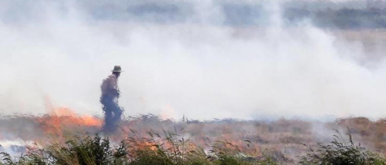 El humo envuelve l&#039;Albufera