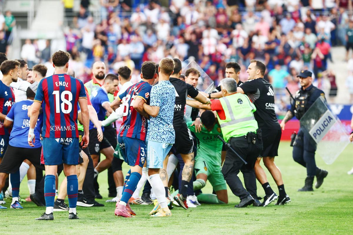 La tangana final en el partido Huesca-Real Zaragoza, en imágenes. La tangana final en el partido Huesca-Real Zaragoza, en imágenes.
