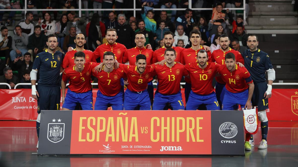 Selección española de fútbol sala con Boyis (arriba, segundo por la izquierda) en el partido ante Chipre.