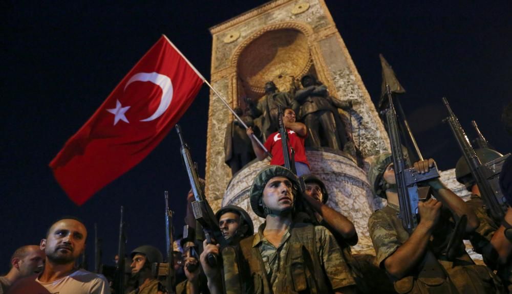 Manifestació davant el Monument a la República a la Plaça de Taksim a Istanbul,