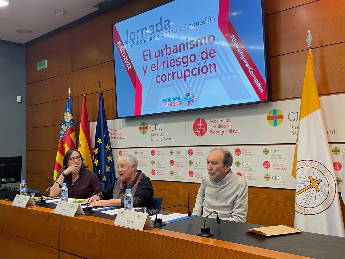 Itziar González, Consuelo Vidal y Carles Dolç durante el debate que protagonizaron.