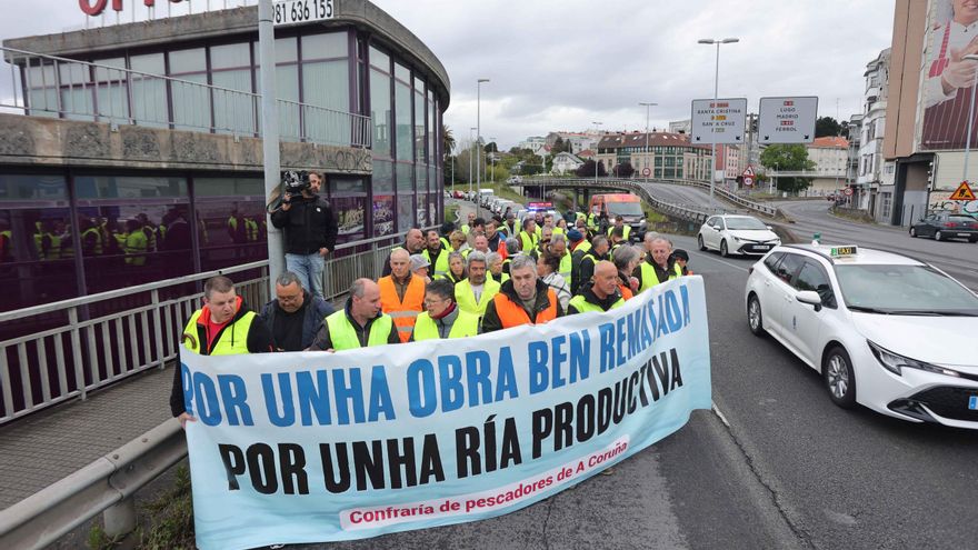 Mariscadores de O Burgo cortan el tráfico en A Pasaxe