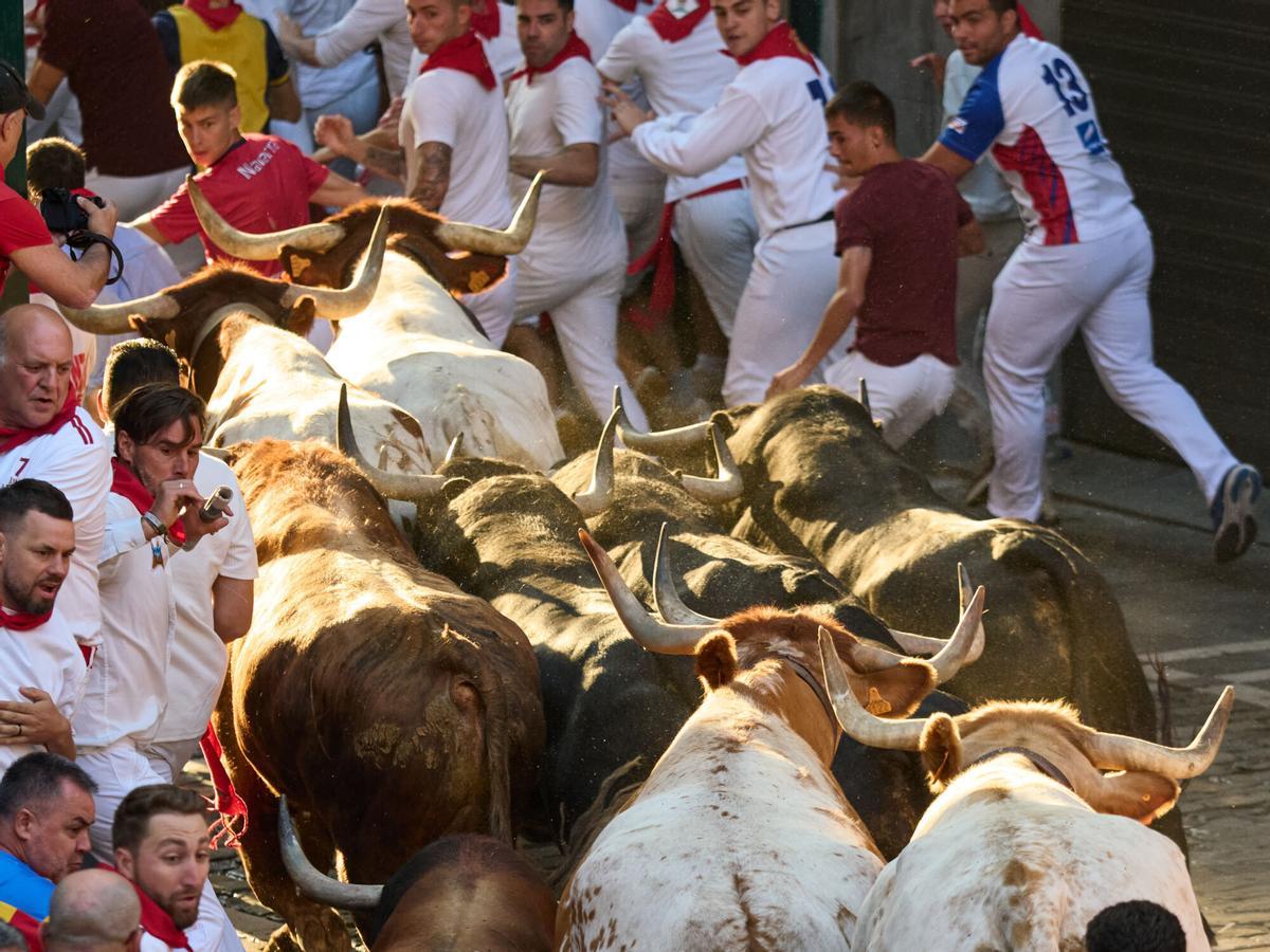 El tercer encierro de los Sanfermines 2026 ha sido rápido y emocionante con bonitas carreras de los corredores. El tercer encierro de los Sanfermines 2026 ha sido rápido y emocionante con bonitas carreras de los corredores.