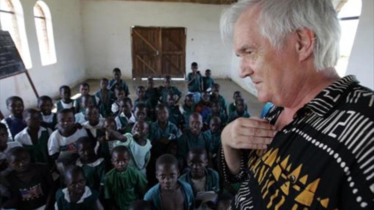 Una imagen del escritor sueco Henning Mankell en Malawi.