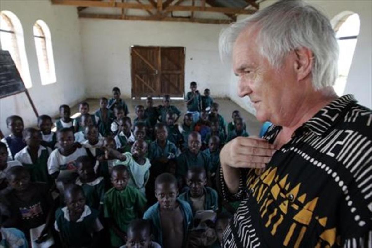 Una imatge de l’escriptor suec Henning Mankell,a Uganda.